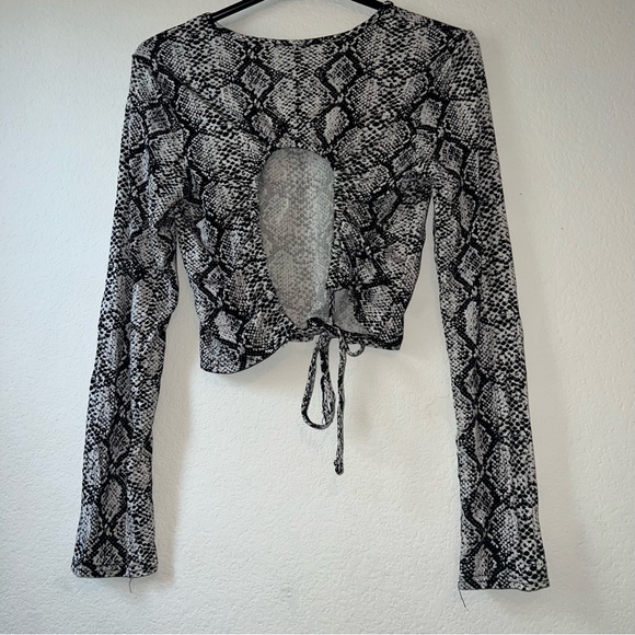 Long Sleeve Open Back - Picture 3 of 3